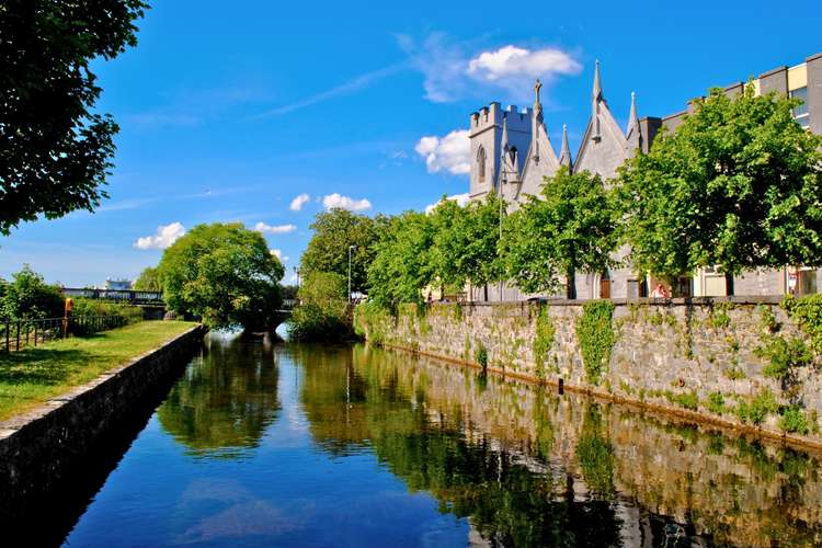 Discover Galway with official hop-on hop-off bus tours – Flexible routes, iconic monuments, and panoramic city views 2025